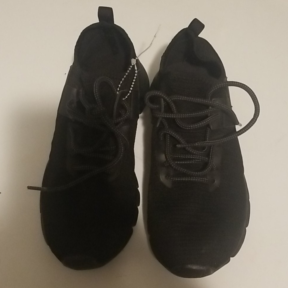 Black light weight sneakers